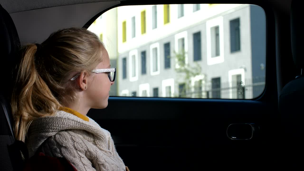 Free Video Stock taking her child to school Live Wallpaper