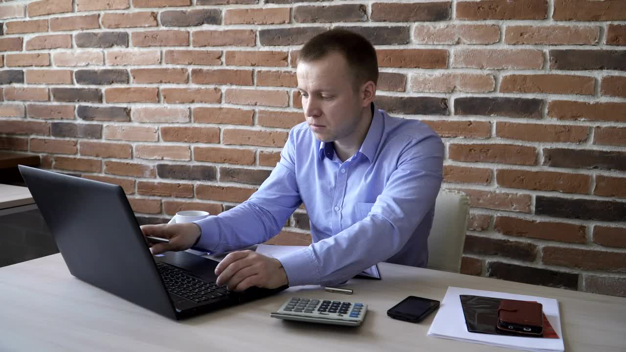 Free Video Stock taking notes from a computer Live Wallpaper