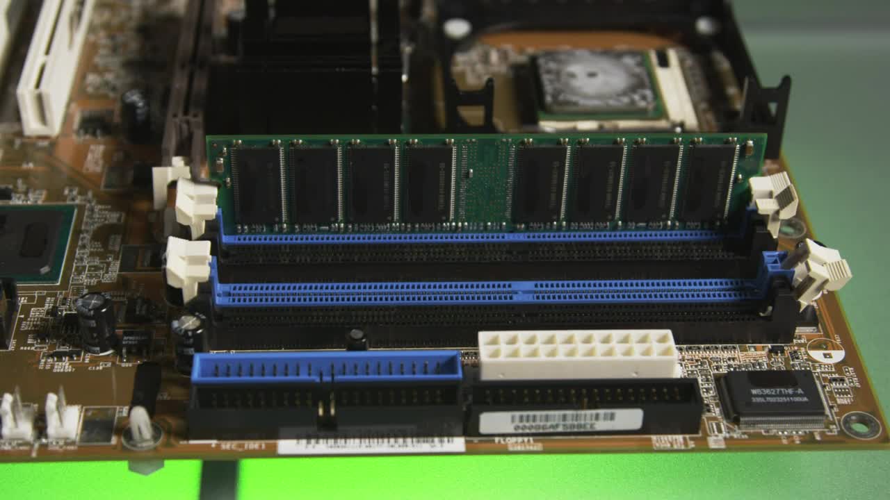 Free Video Stock taking out a stick of ram Live Wallpaper