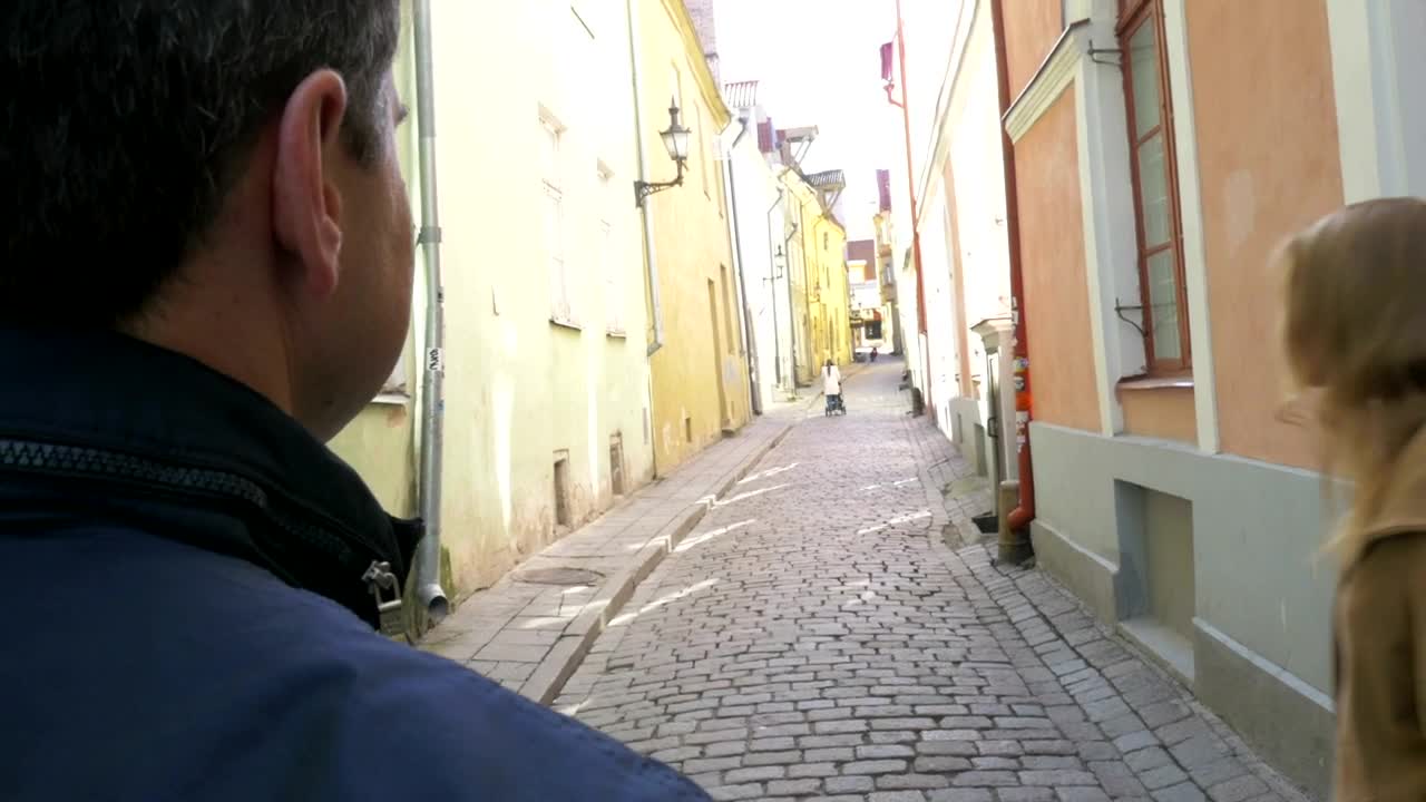 Free Video Stock taking photos during a city trip Live Wallpaper