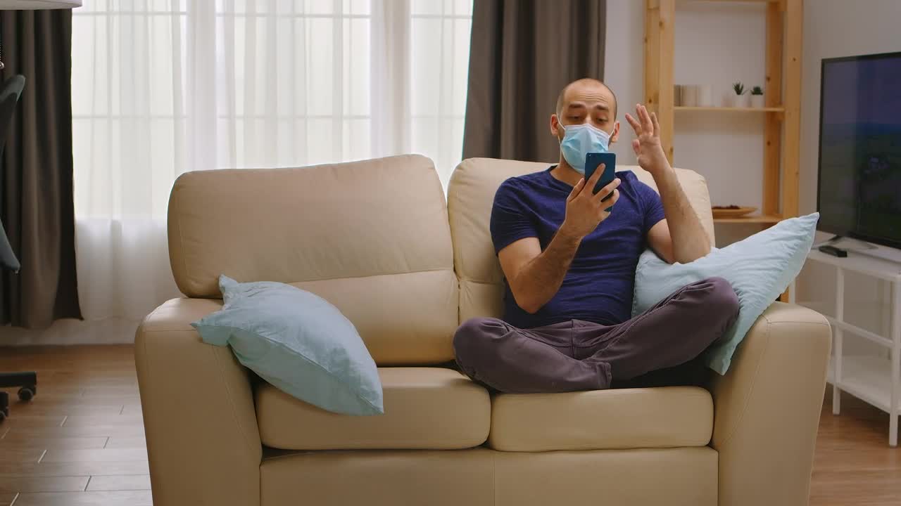 Free Video Stock talking on the phone while wearing a mask Live Wallpaper
