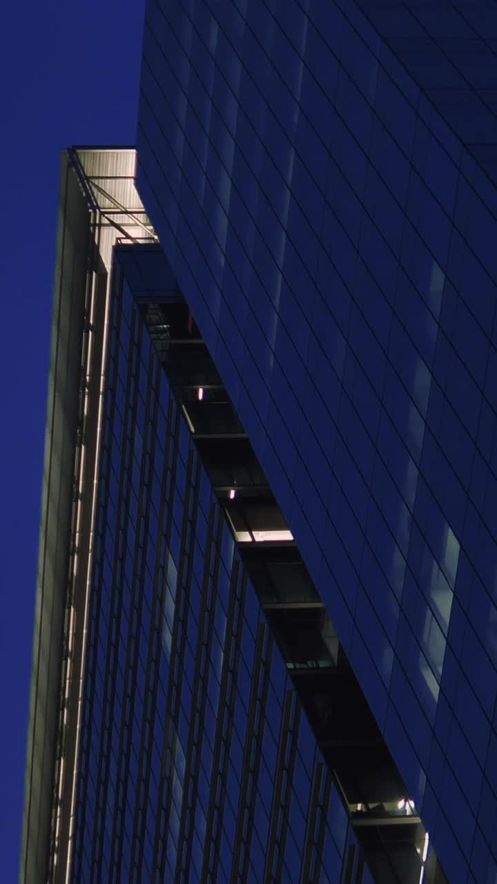 Free Video Stock tall building full of windows at dusk Live Wallpaper