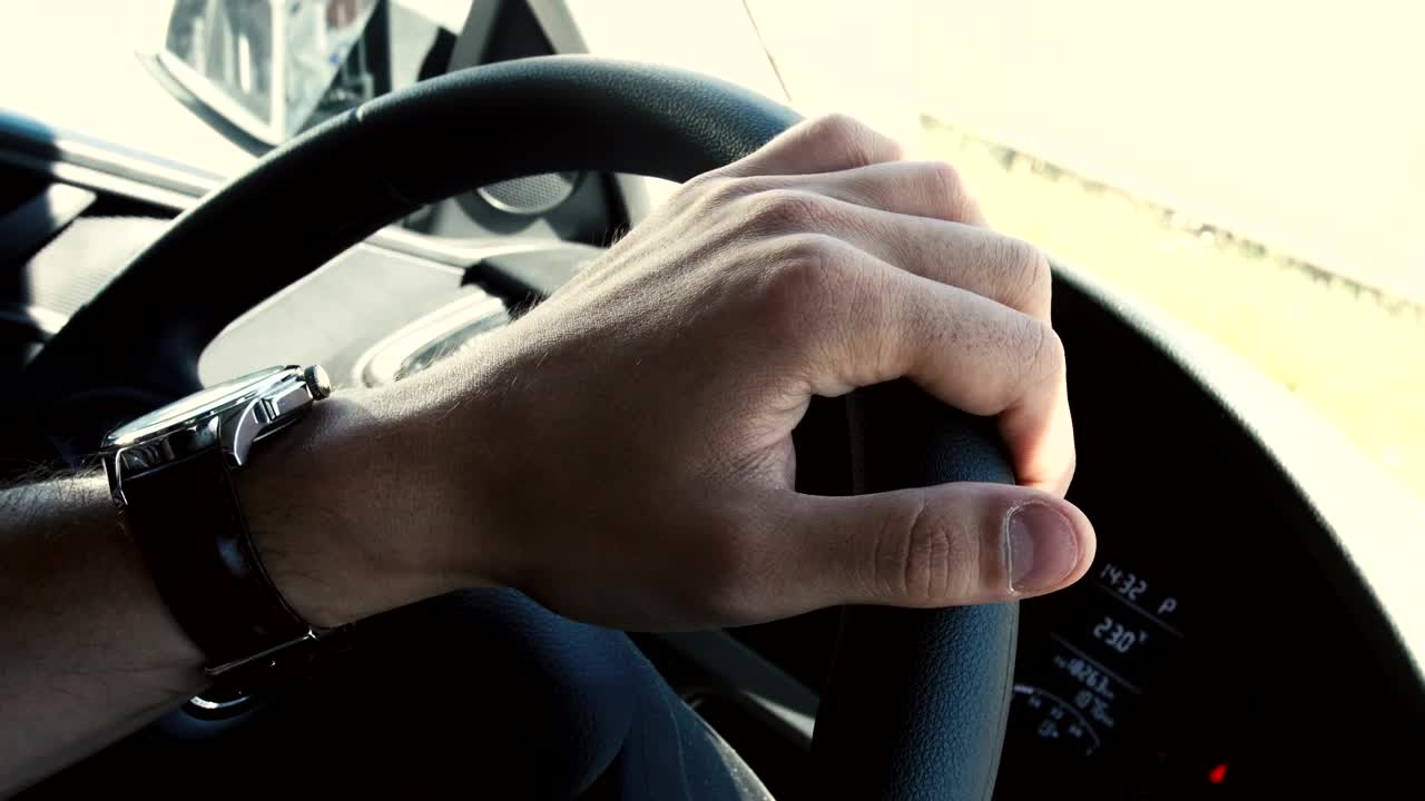 Free Video Stock tapping on a steering wheel Live Wallpaper