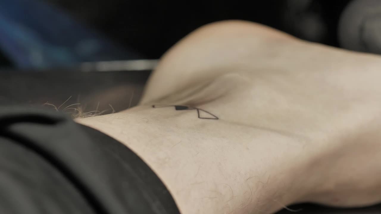Free Video Stock tattoo artist making a minimalist tattoo Live Wallpaper