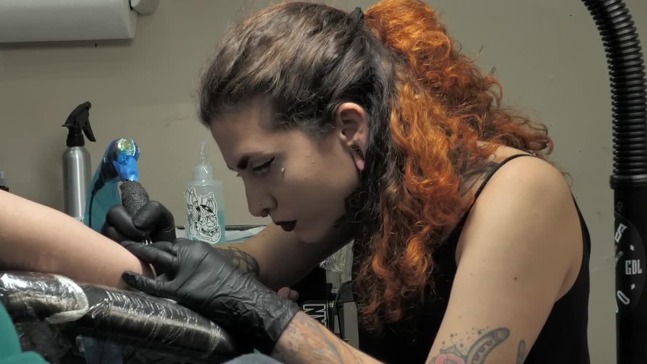 Free Video Stock tattoo artist working on a customer Live Wallpaper