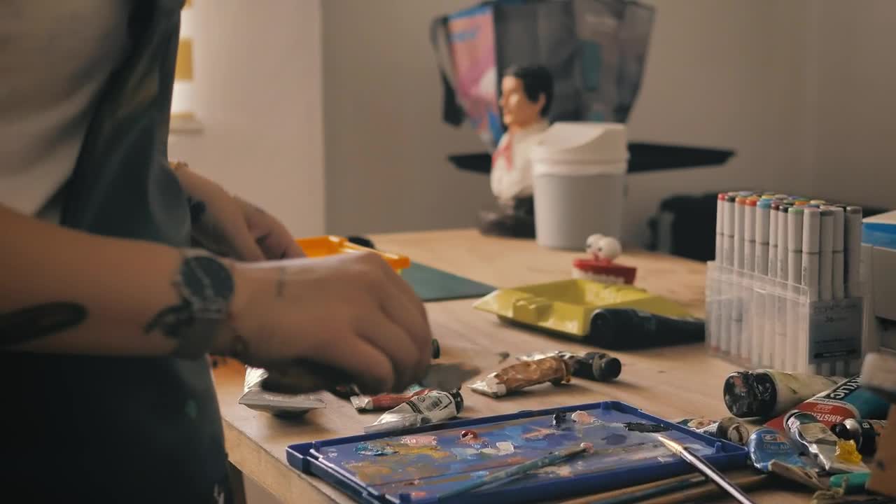 Free Video Stock tattooed artist applying paint Live Wallpaper