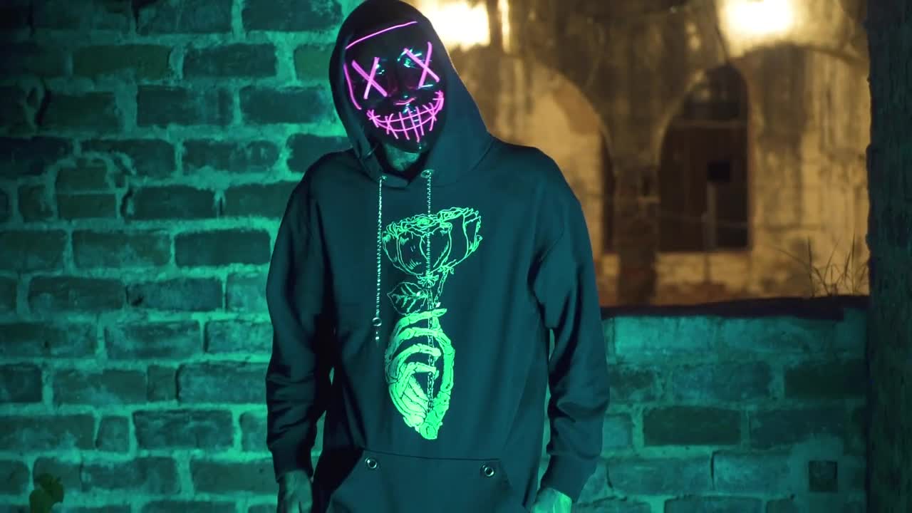 Free Video Stock tattooed man wearing a scary mask Live Wallpaper