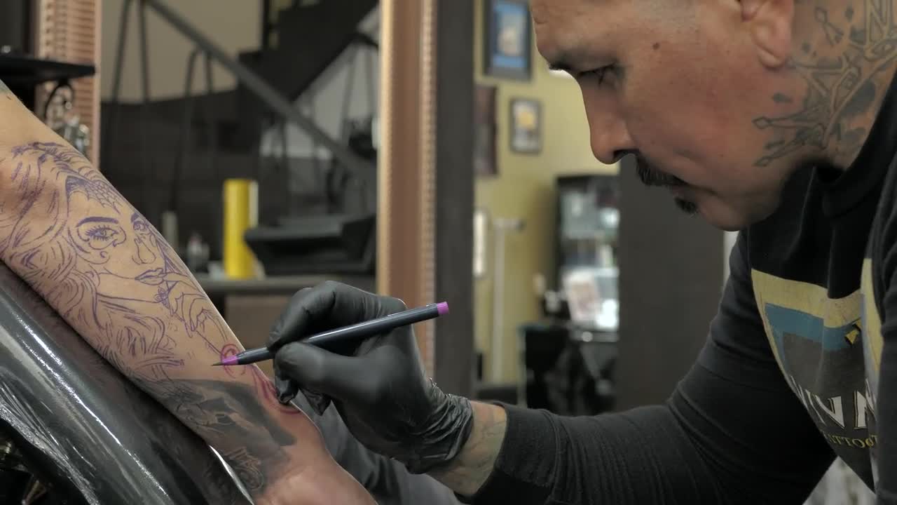 Free Video Stock tattooed tattooist working Live Wallpaper
