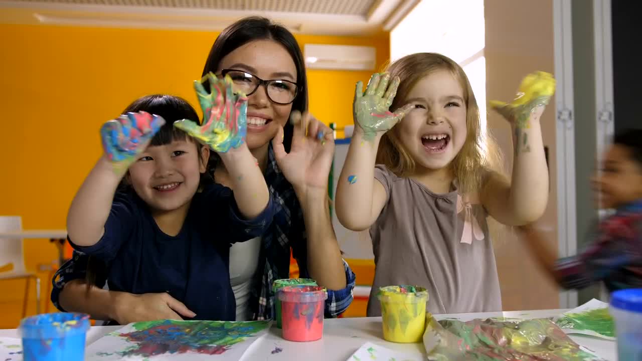 Free Video Stock teacher and children waving with their hands Live Wallpaper