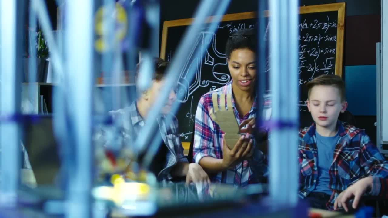 Free Video Stock teacher and kids exploring cardboard prosthesis Live Wallpaper