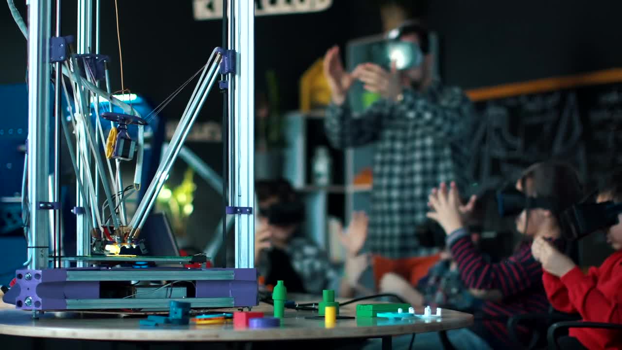 Free Video Stock teacher and kids exploring vr technology Live Wallpaper