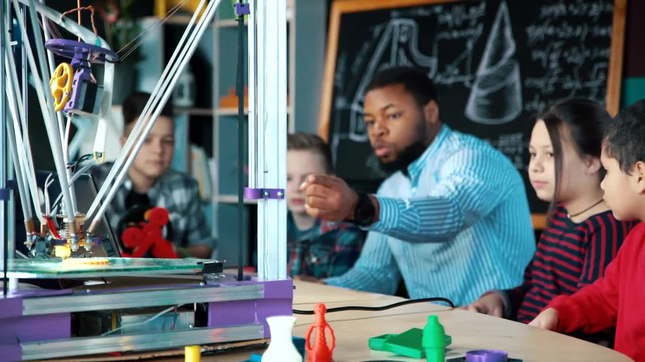 Free Video Stock teacher explaining  d printer to kids Live Wallpaper