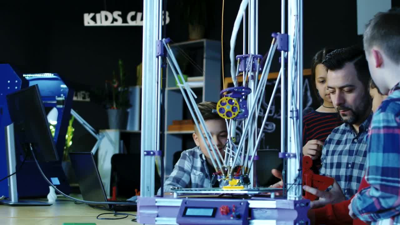 Free Video Stock teacher explaining  d printing to kids in class Live Wallpaper