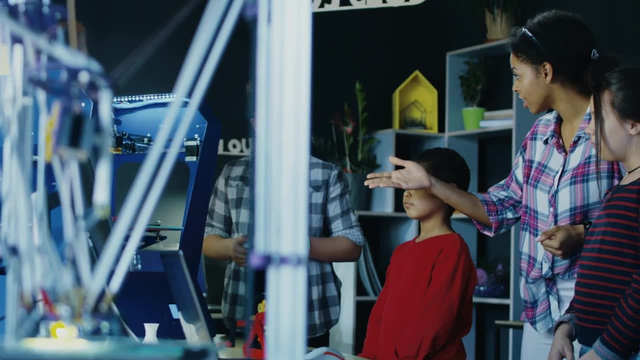 Free Video Stock teacher explaining  d printing kids Live Wallpaper
