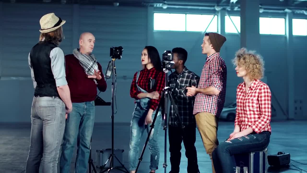 Free Video Stock teacher explaining light settings Live Wallpaper