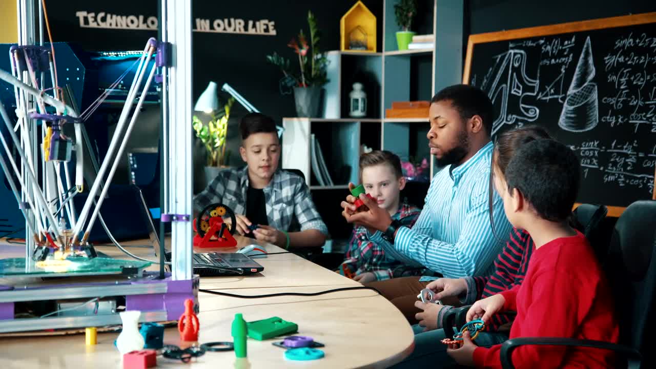 Free Video Stock teacher explaining science concepts to kids Live Wallpaper