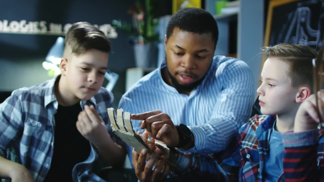 Free Video Stock teacher explaining the robotic mechanism Live Wallpaper