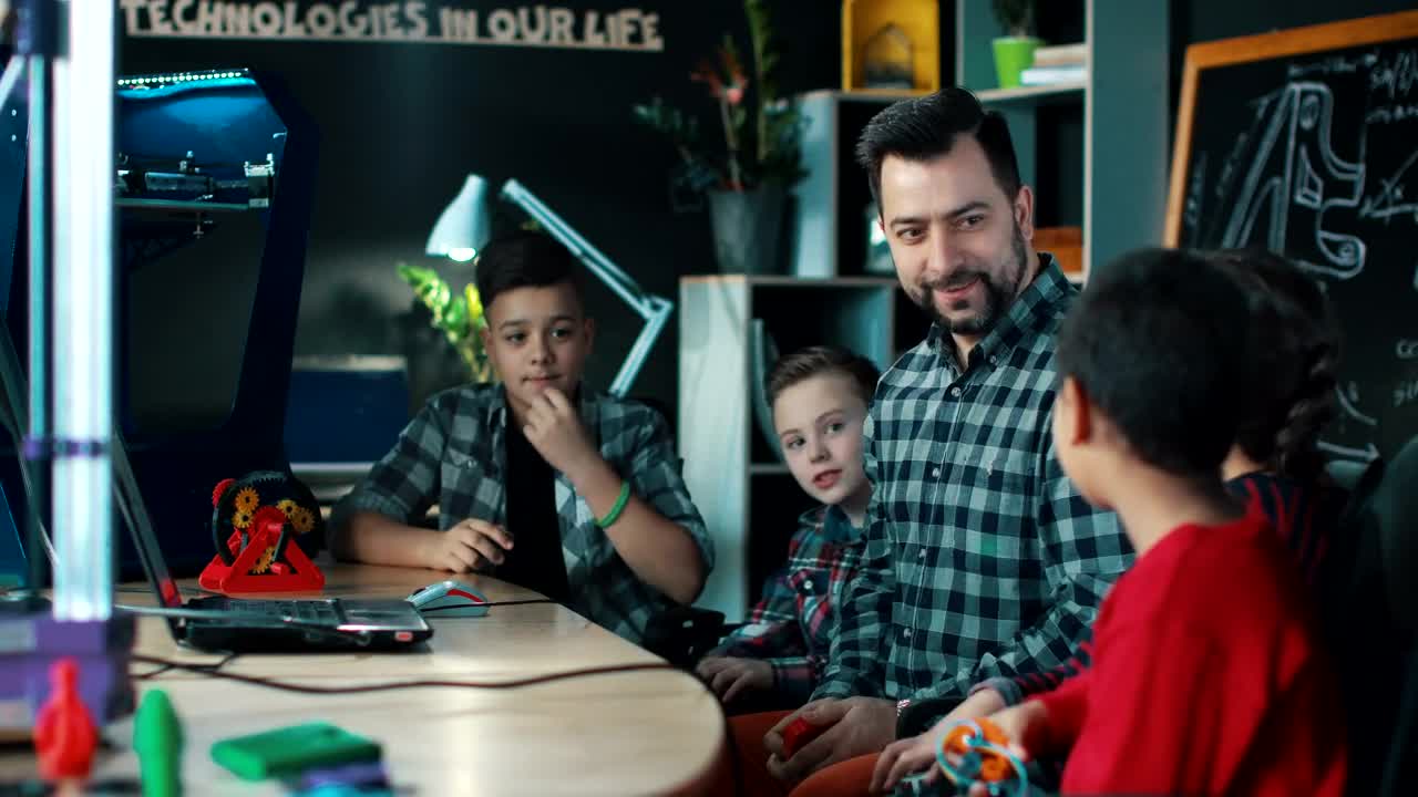 Free Video Stock teacher explaining to kids  d technology Live Wallpaper