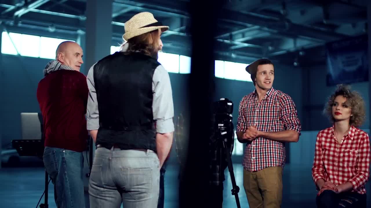 Free Video Stock teacher giving instructions on how to photograph Live Wallpaper