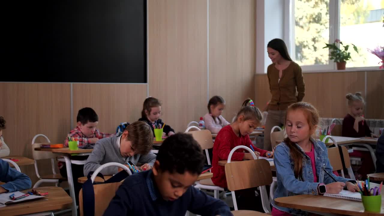 Free Video Stock teacher happy with her class Live Wallpaper