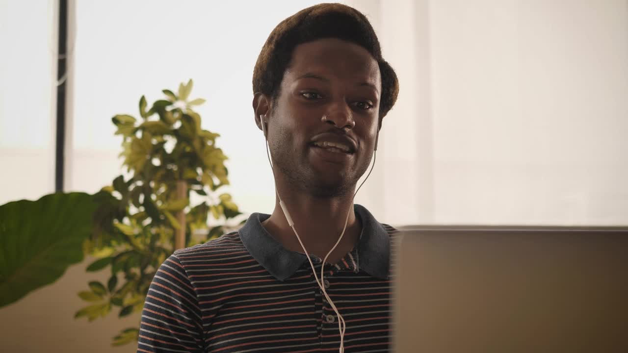 Free Video Stock teacher in online class Live Wallpaper