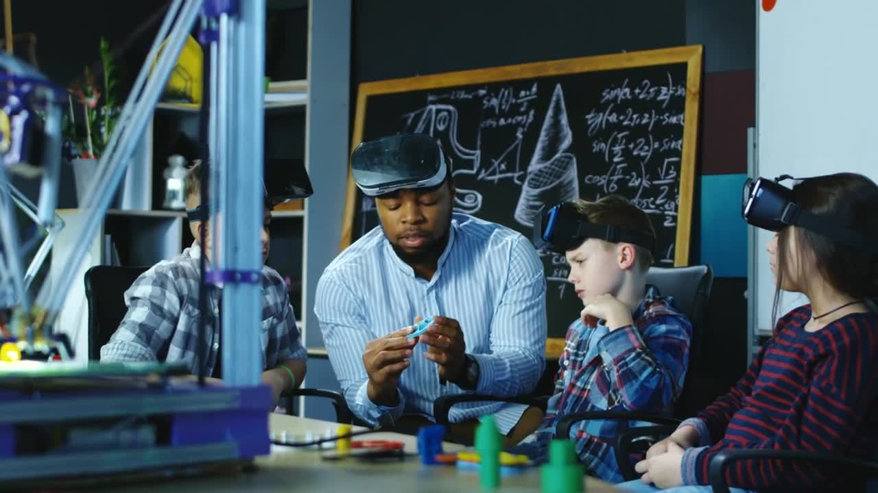 Free Video Stock teacher showing  d printing and virtual reality Live Wallpaper