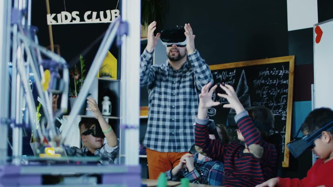 Free Video Stock teacher showing beer technology to little kids Live Wallpaper