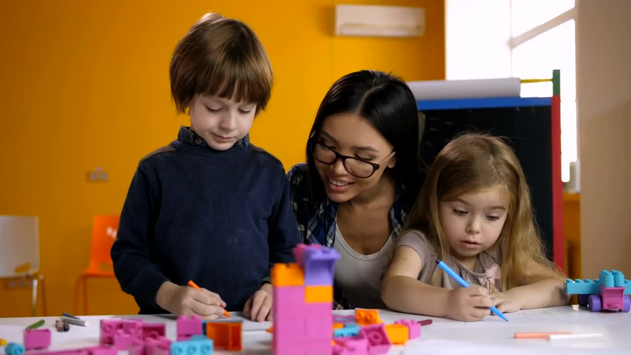 Free Video Stock teaching children to draw Live Wallpaper