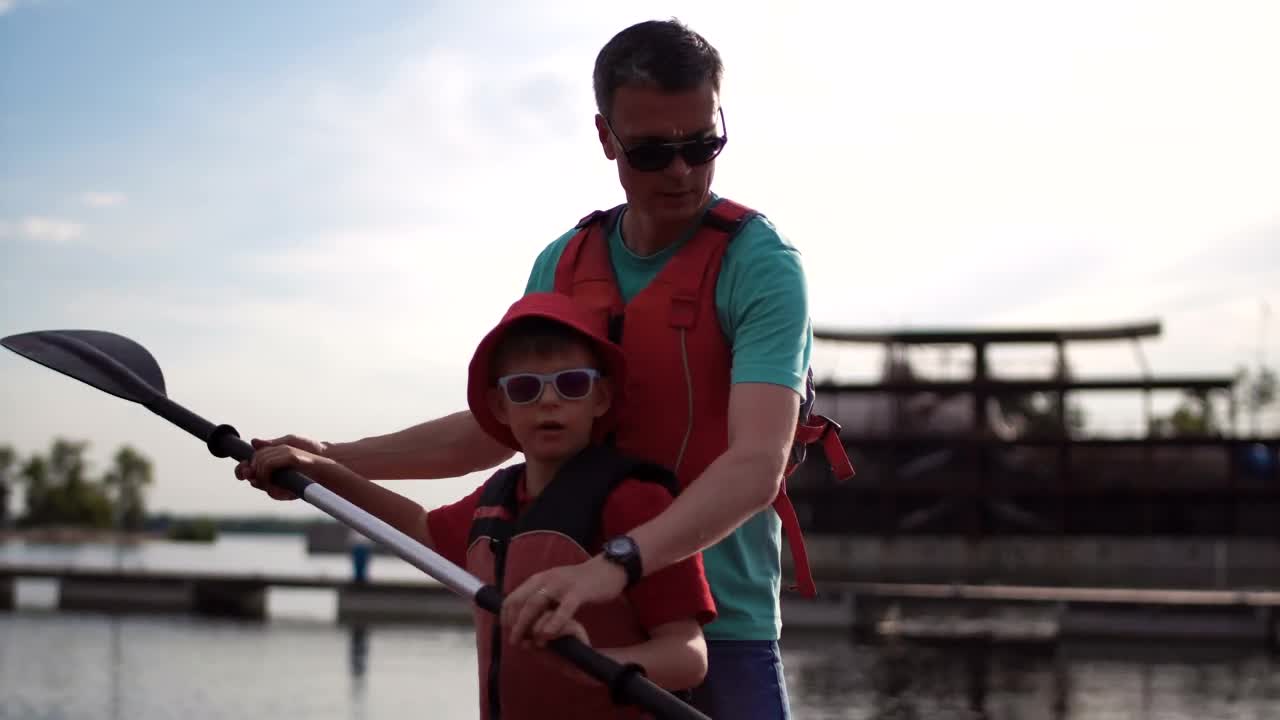 Free Video Stock teaching how to row in a kayak Live Wallpaper