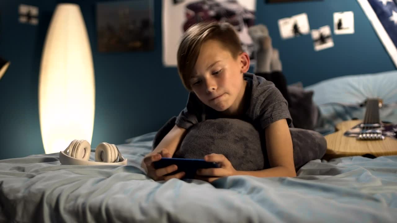 Free Video Stock team bone playing on a smartphone in the bed Live Wallpaper