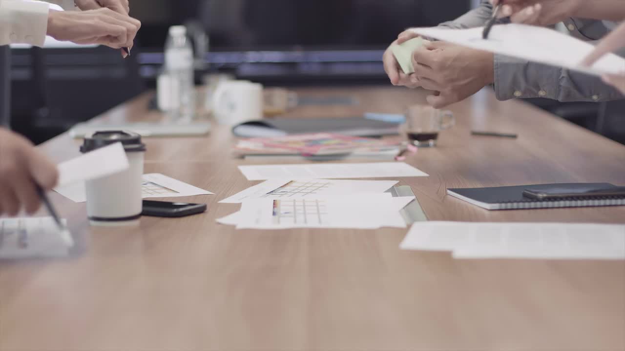 Free Video Stock team brainstorming new ideas at work Live Wallpaper