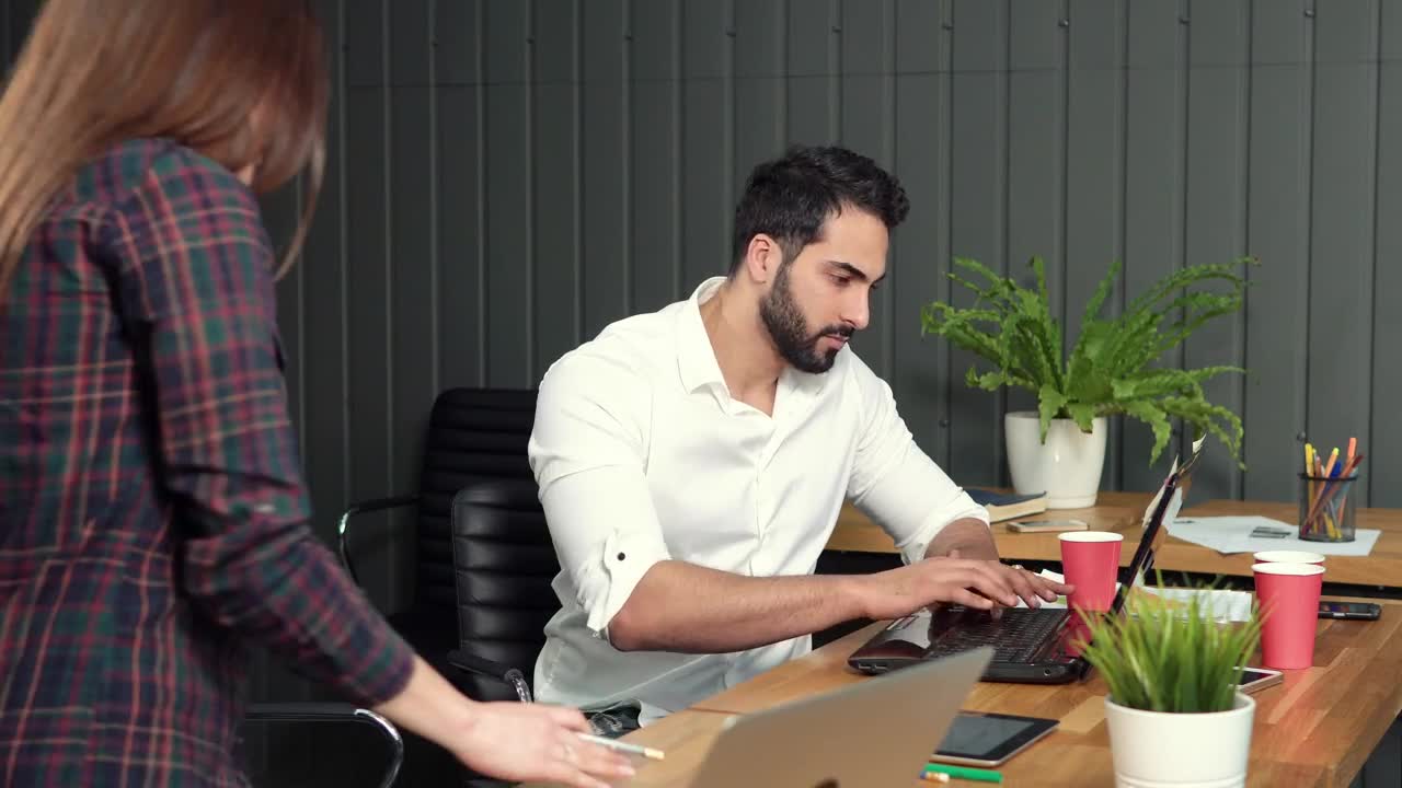 Free Video Stock team comes to help man working on laptop Live Wallpaper