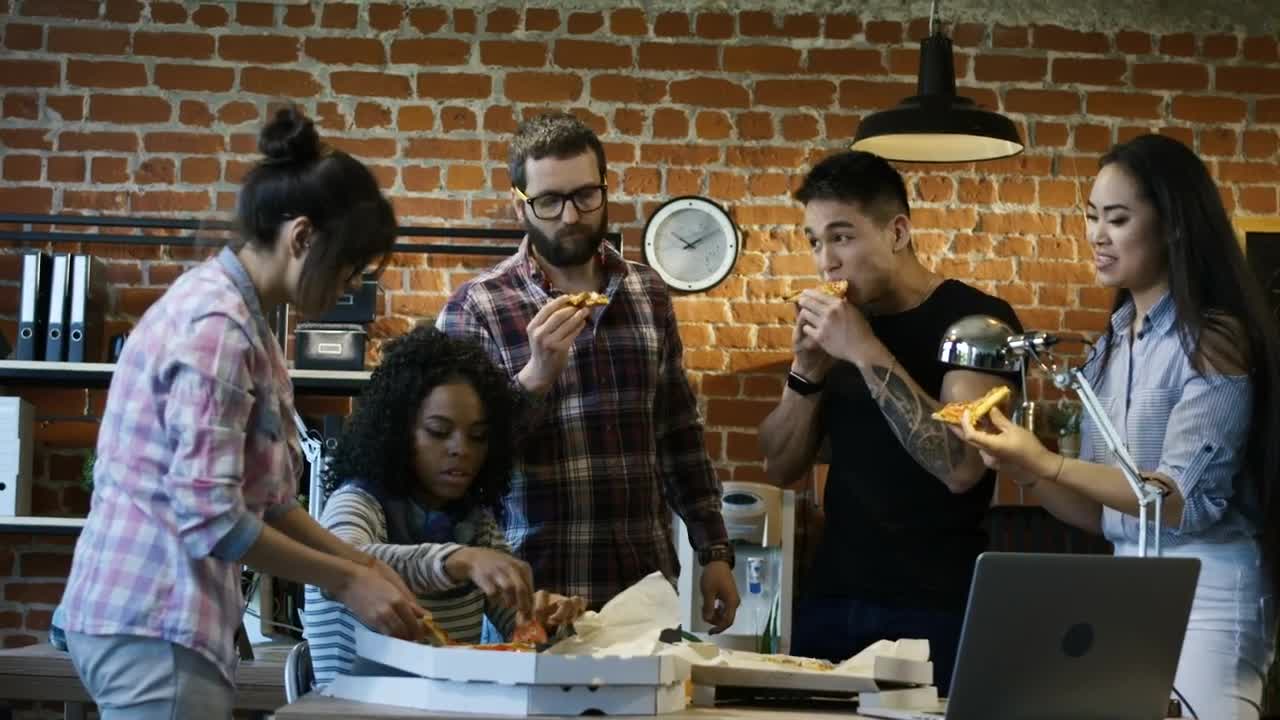 Free Video Stock team eating pizza in the office Live Wallpaper