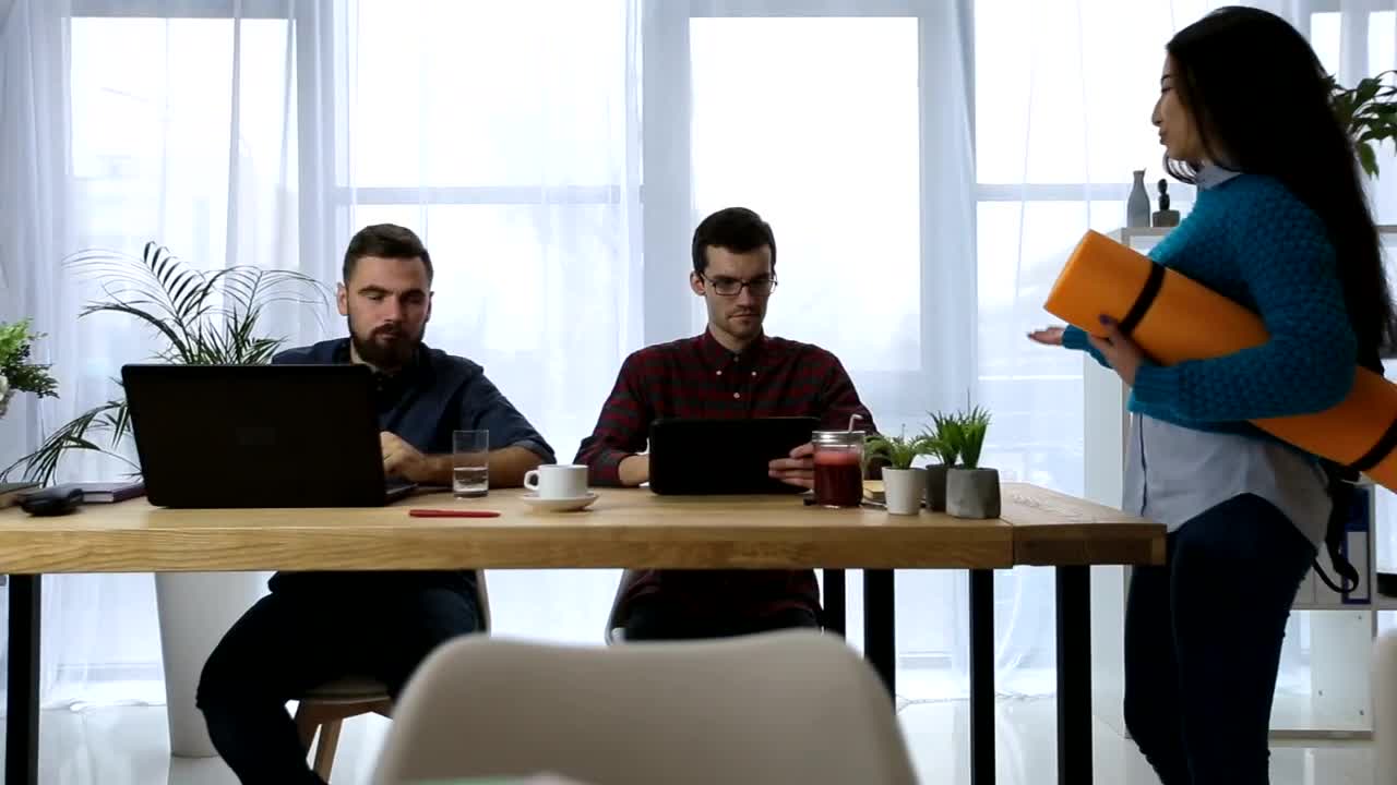 Free Video Stock team leader discussing their product Live Wallpaper