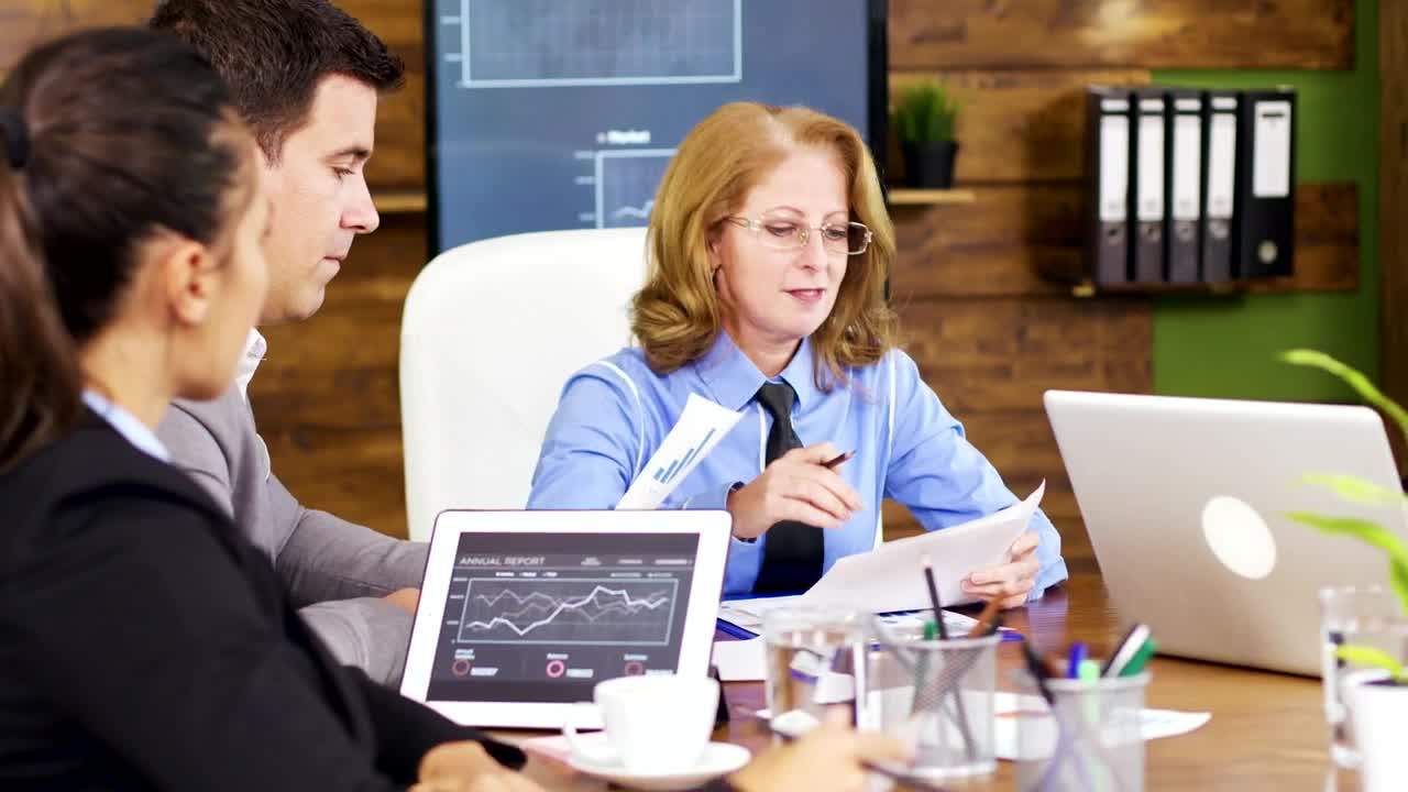 Free Video Stock team leader hands out growth charts at meeting Live Wallpaper