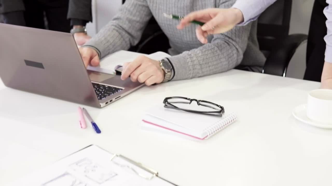 Free Video Stock team working in a project on a laptop Live Wallpaper
