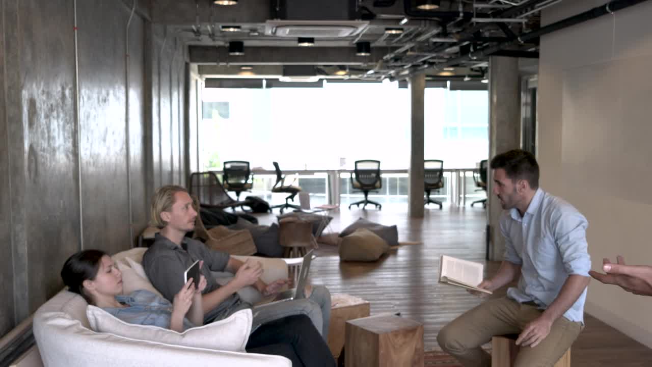 Free Video Stock team working from a relaxed office Live Wallpaper