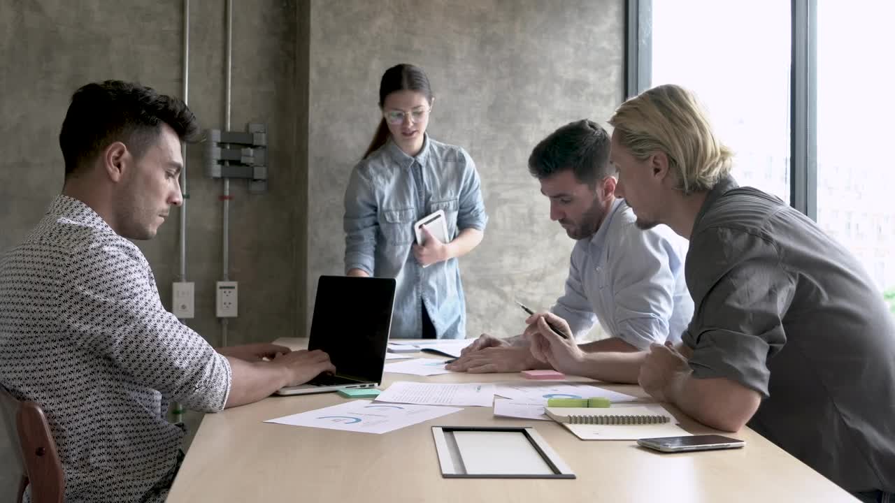 Free Video Stock team working in an clean office Live Wallpaper