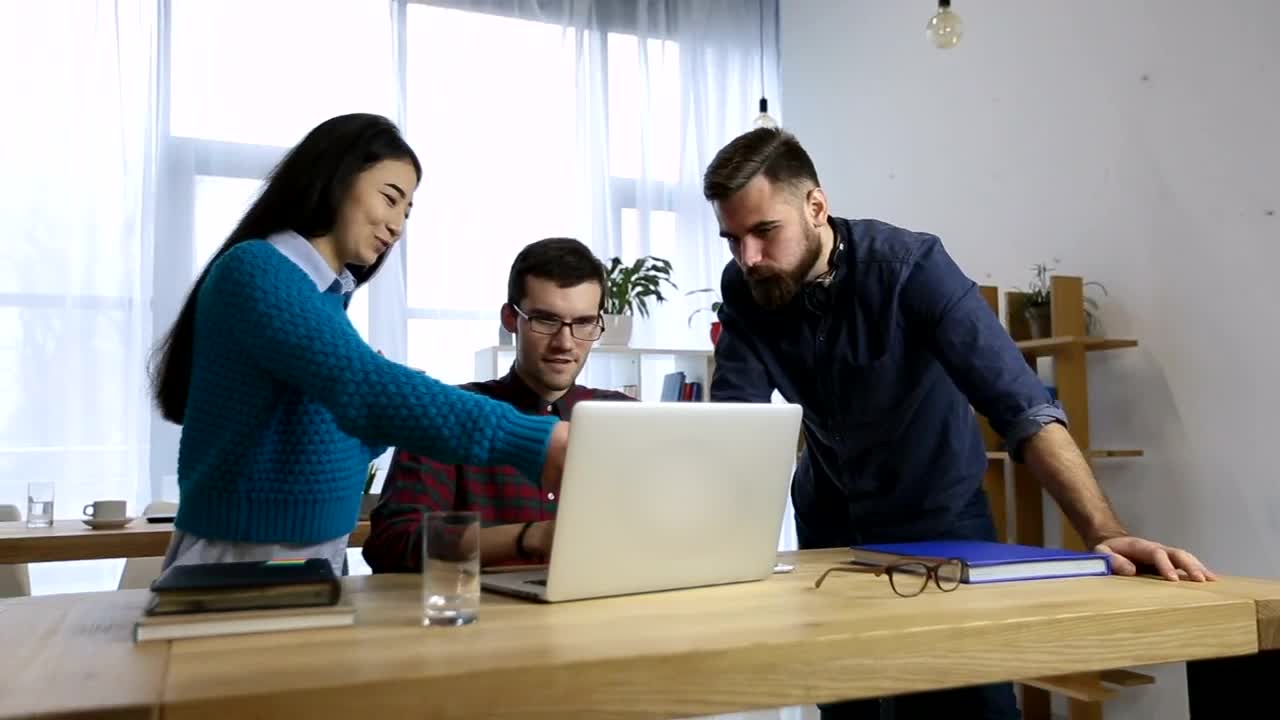 Free Video Stock team working on a laptop Live Wallpaper