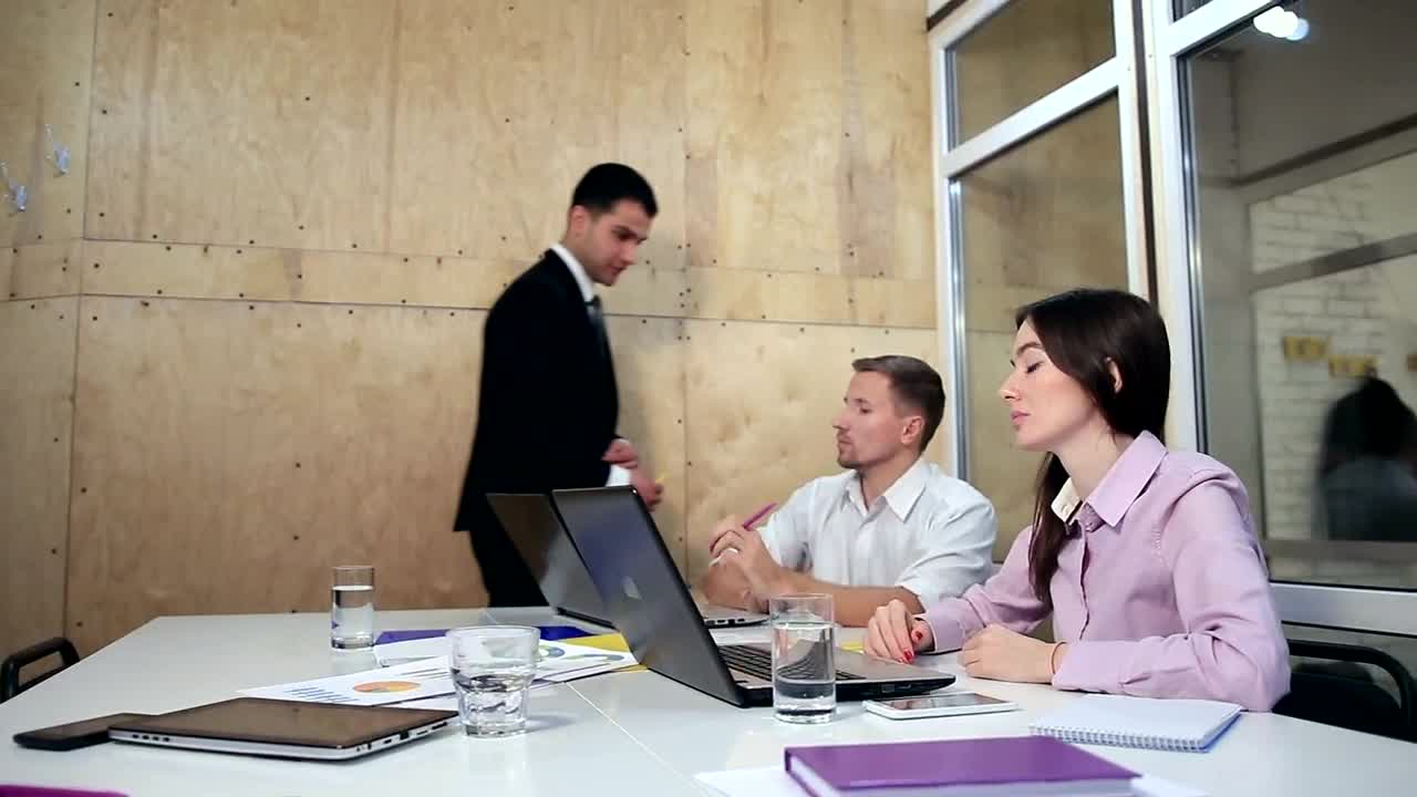 Free Video Stock team working together with laptops Live Wallpaper