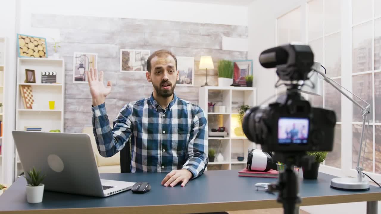 Free Video Stock tech vlogger reminds people to subscribe with gestures Live Wallpaper