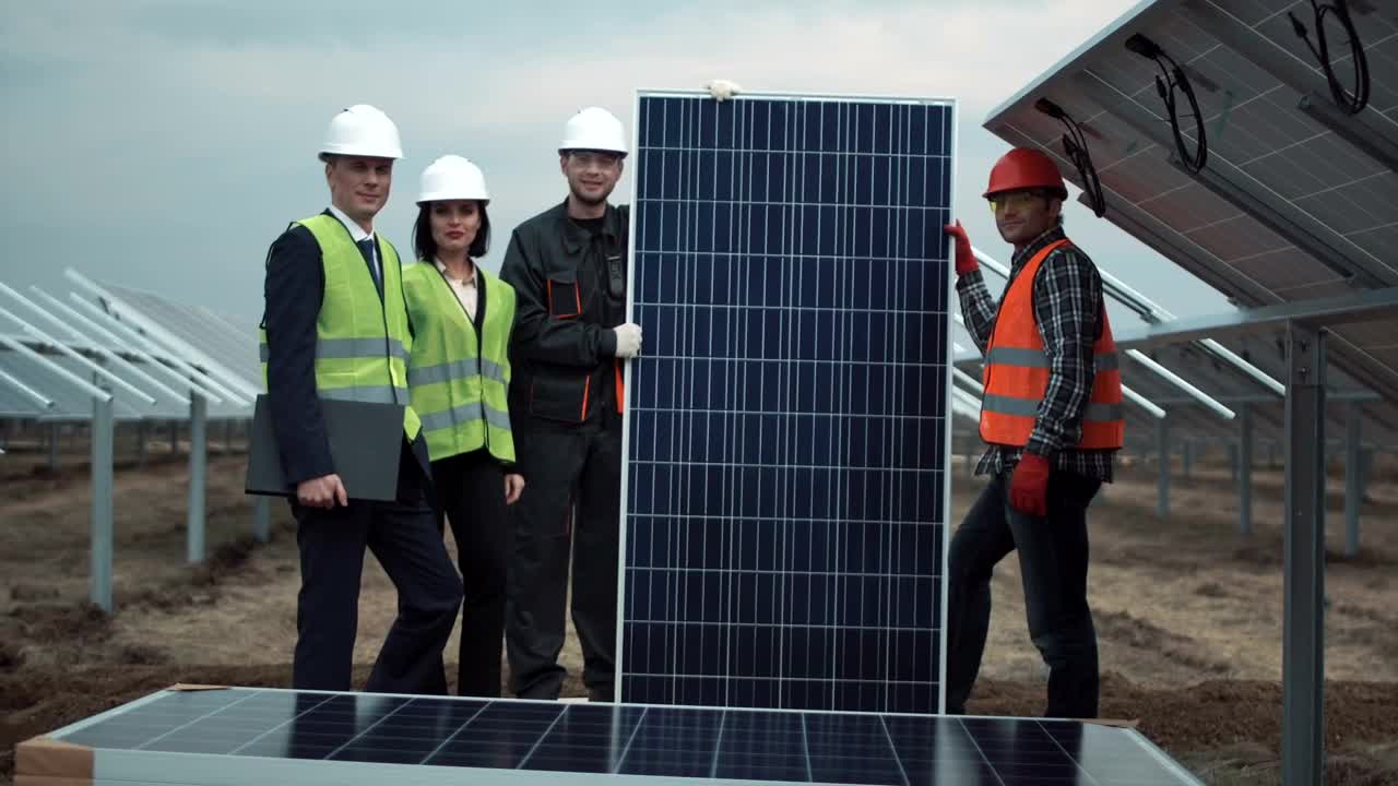 Free Video Stock technical team with solar panel Live Wallpaper