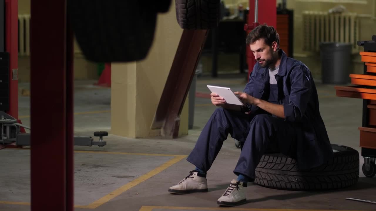 Free Video Stock technician in a mechanical workshop using a tablet Live Wallpaper