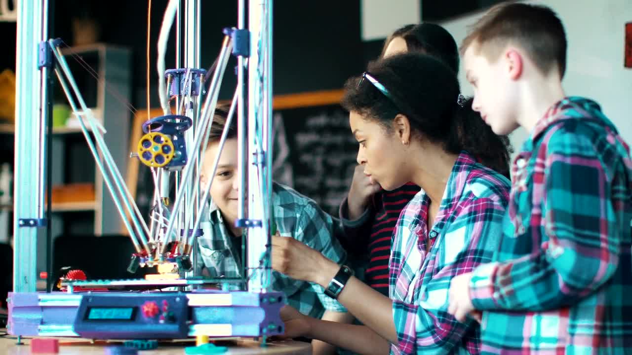 Free Video Stock technology classroom with teacher and students Live Wallpaper