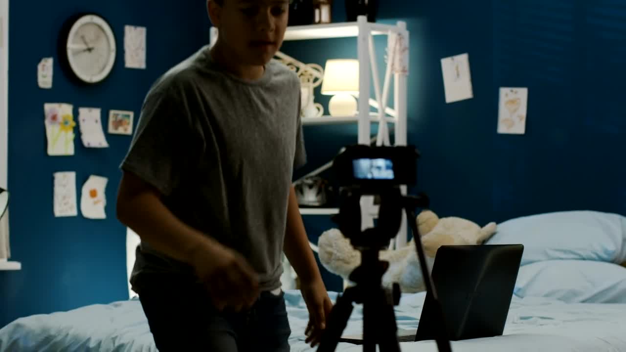 Free Video Stock teen boy filming himself in the bedroom Live Wallpaper