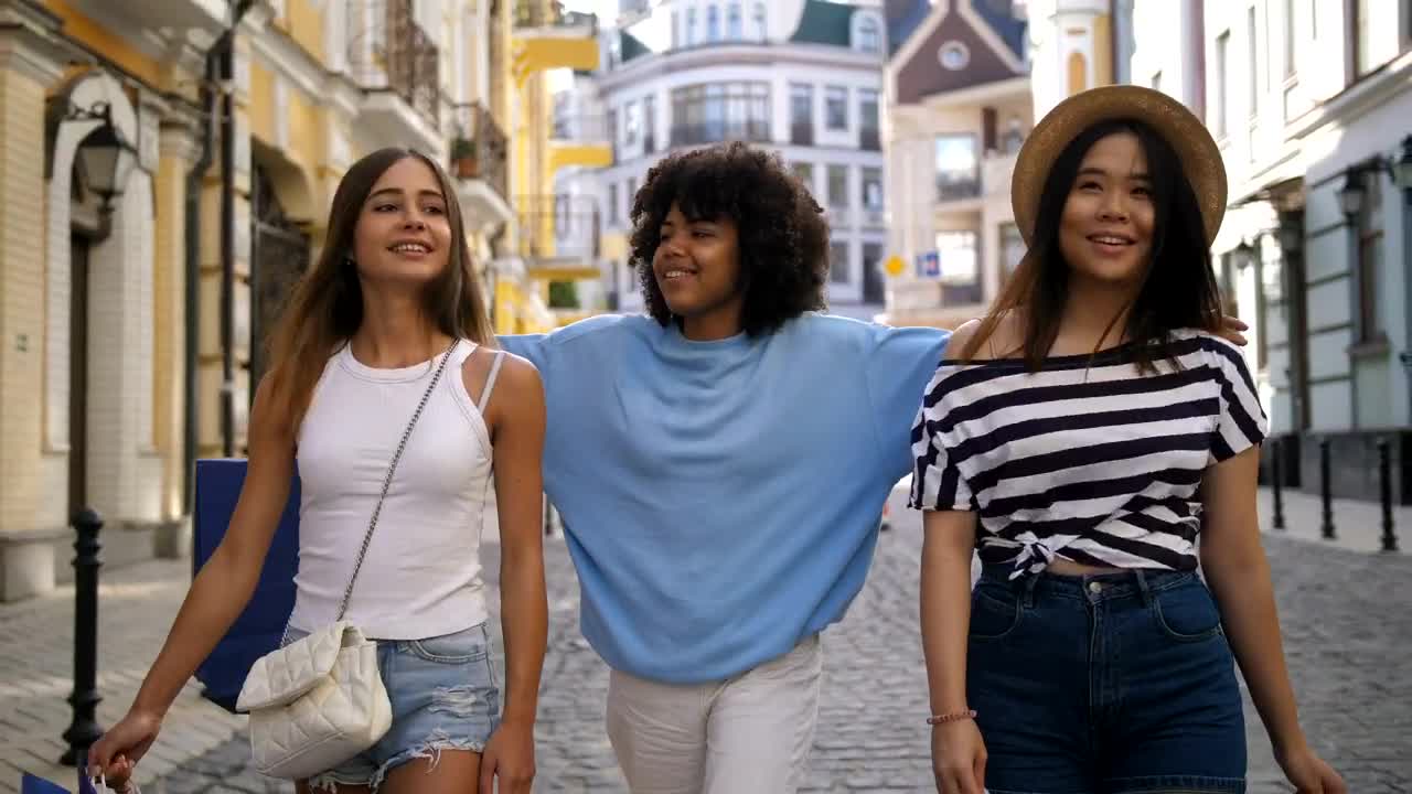 Free Video Stock teenage friends enjoying a shopping trip Live Wallpaper