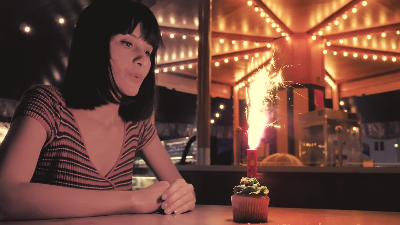 Free Video Stock teenage woman celebrating her birthday at the fair Live Wallpaper