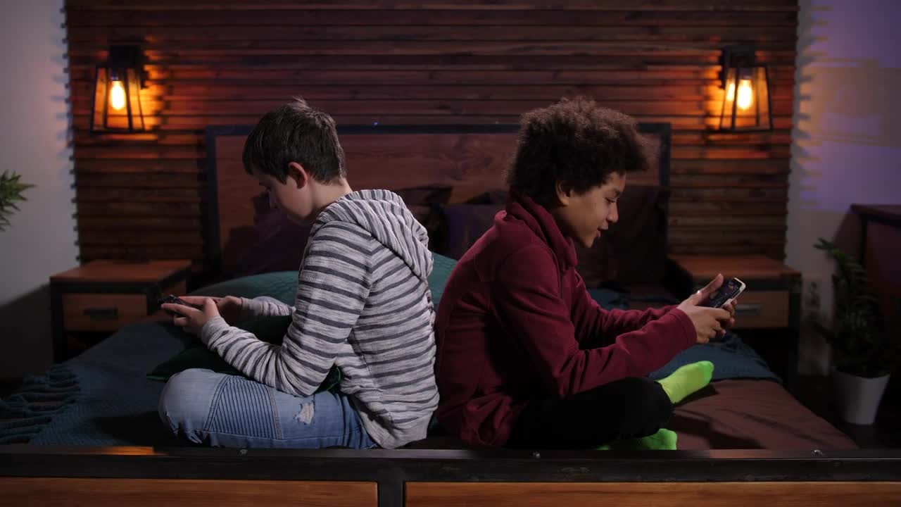 Free Video Stock teens playing mobile games Live Wallpaper