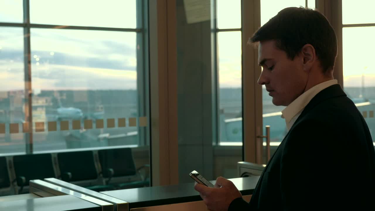 Free Video Stock texting before a flight Live Wallpaper