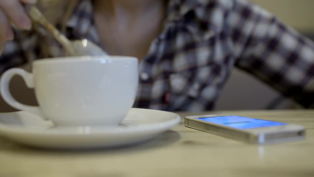 Free Video Stock texting at breakfast Live Wallpaper